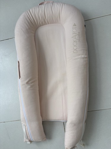 Dockatot deluxe pink white - &,